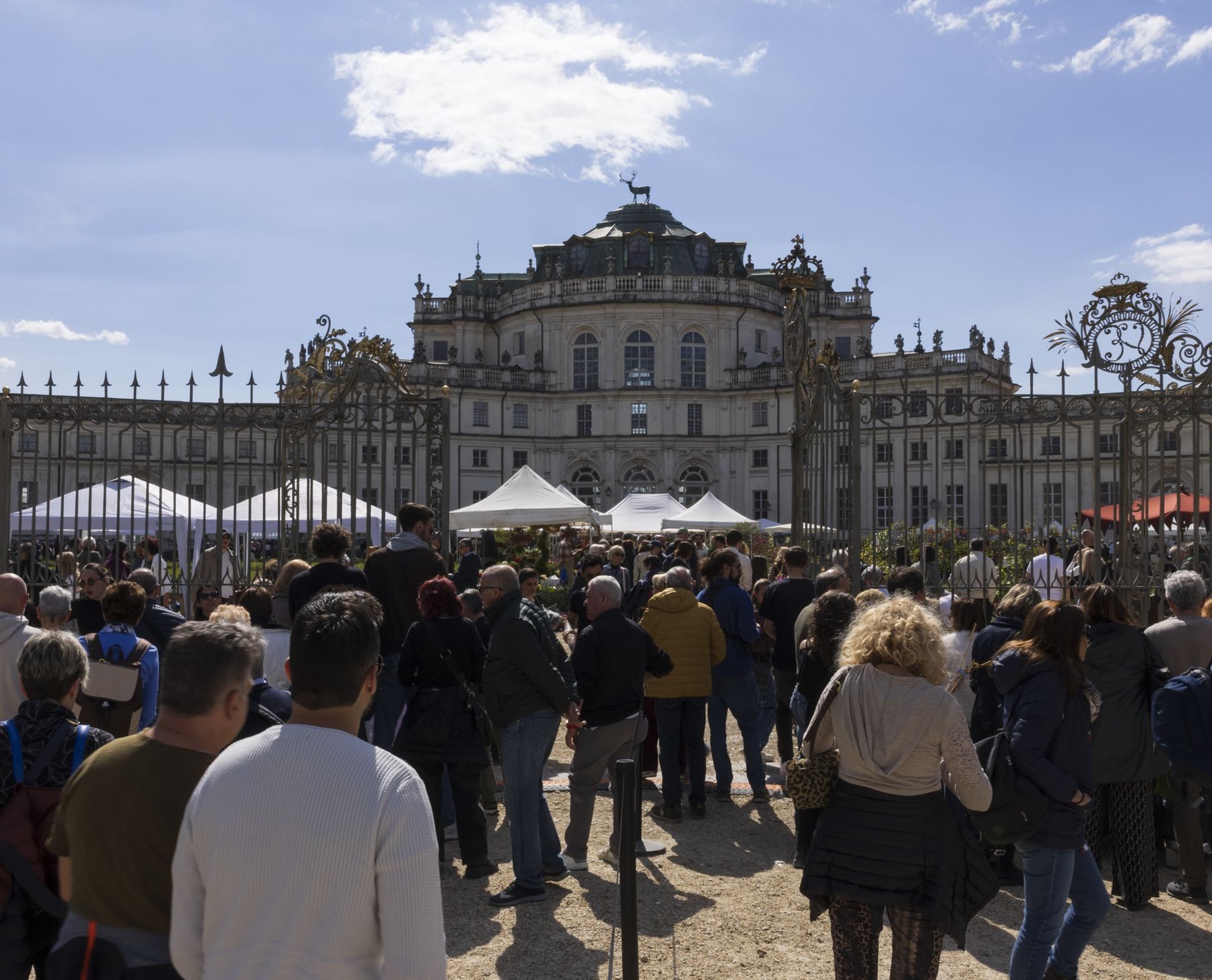 Visitatori di FLOReal davanti alla Palazzina di Caccia di Stupinigi